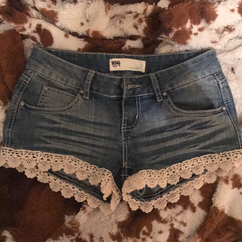 Jean shorts with crochet trim